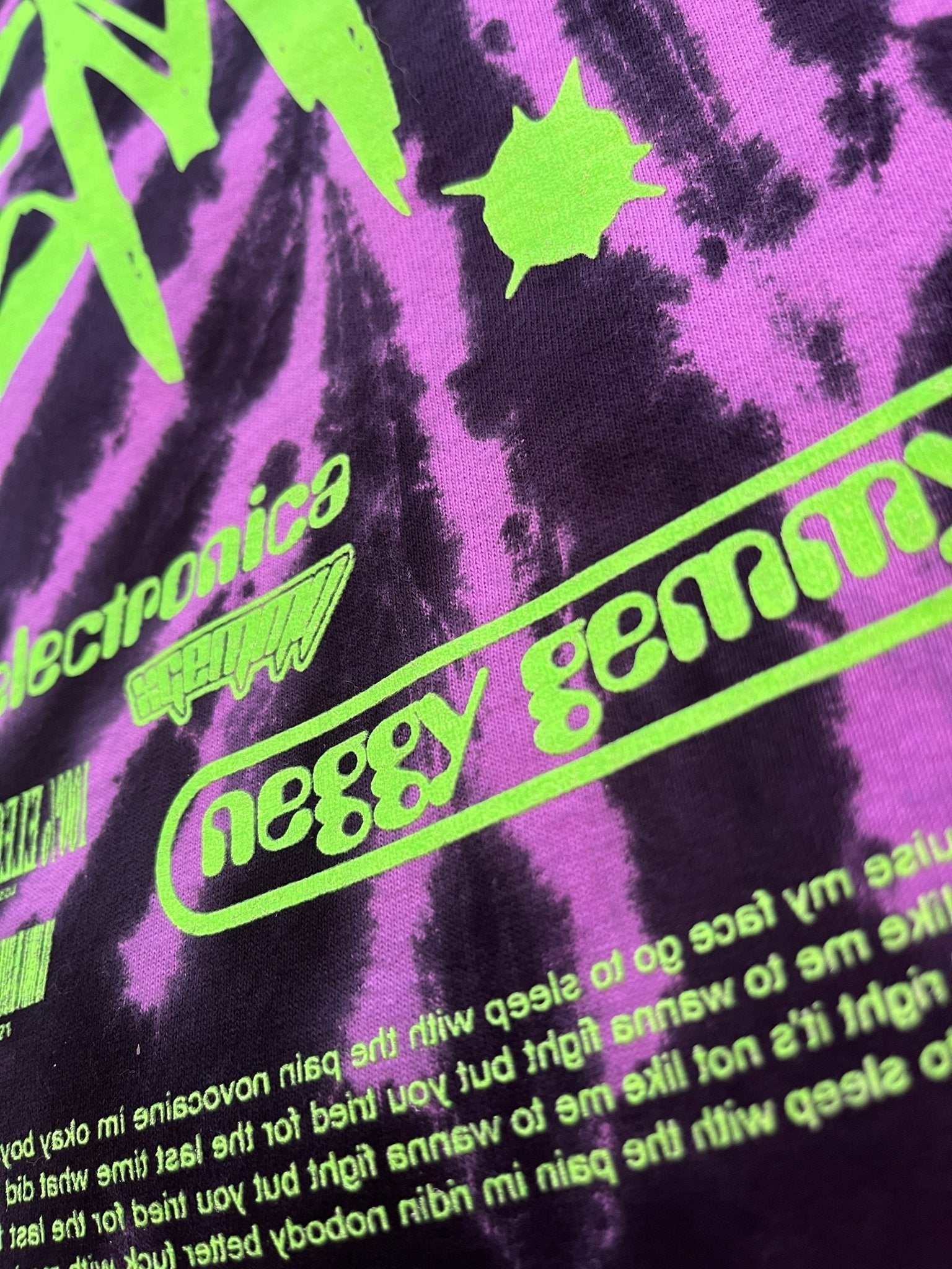 Neggy Gemmy - Twisted Bear T-Shirt - 100% Electronica Official Store (Photo 6)